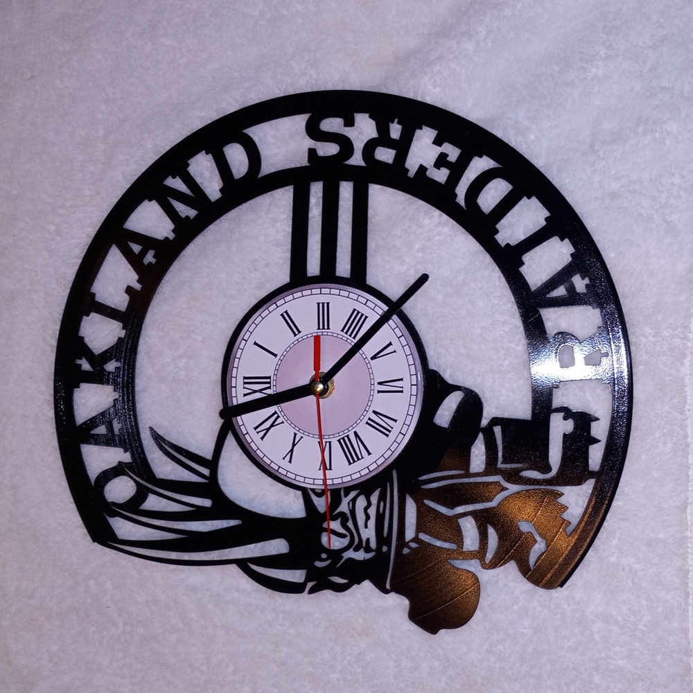 NFL Old Oakland Raiders Wall Clock. IT WORKS  GREAT